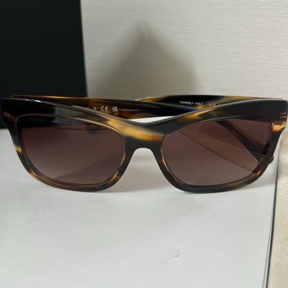 NEW NIB CHANEL RECTANGLE SUNGLASSES
Brown Tortoise & Grey 2024 COLLECTION - Picture 4 of 7